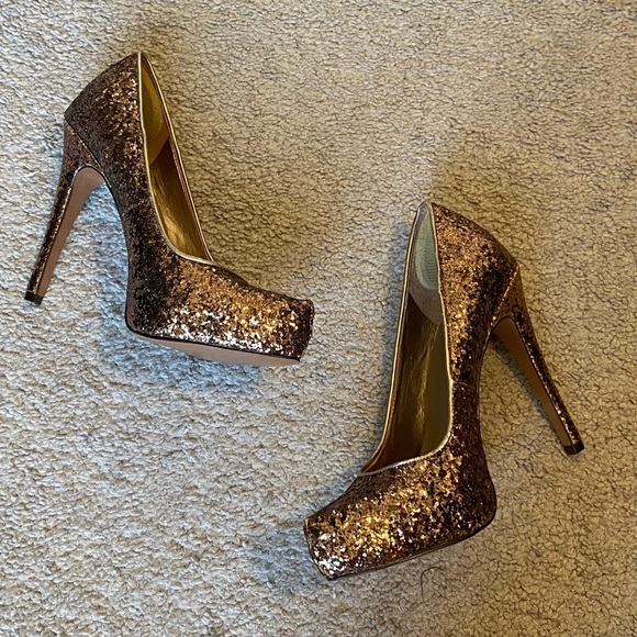 BCBGeneration Parade Bronze Pump - Picture 5 of 12